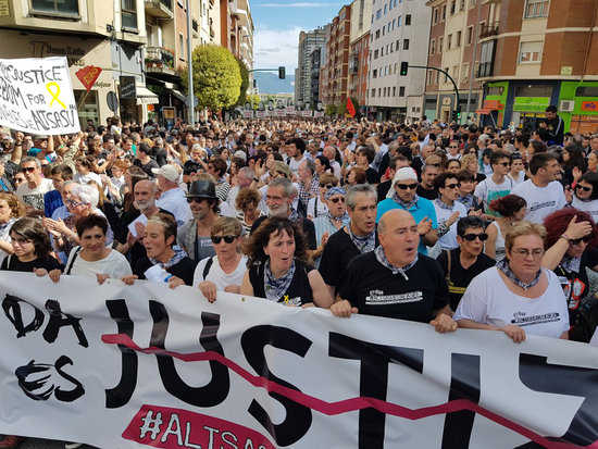 Fotografia d'una manifestació a Pamplona en juny de 2018 per a demanar la llibertat dels joves d'Altsasu.