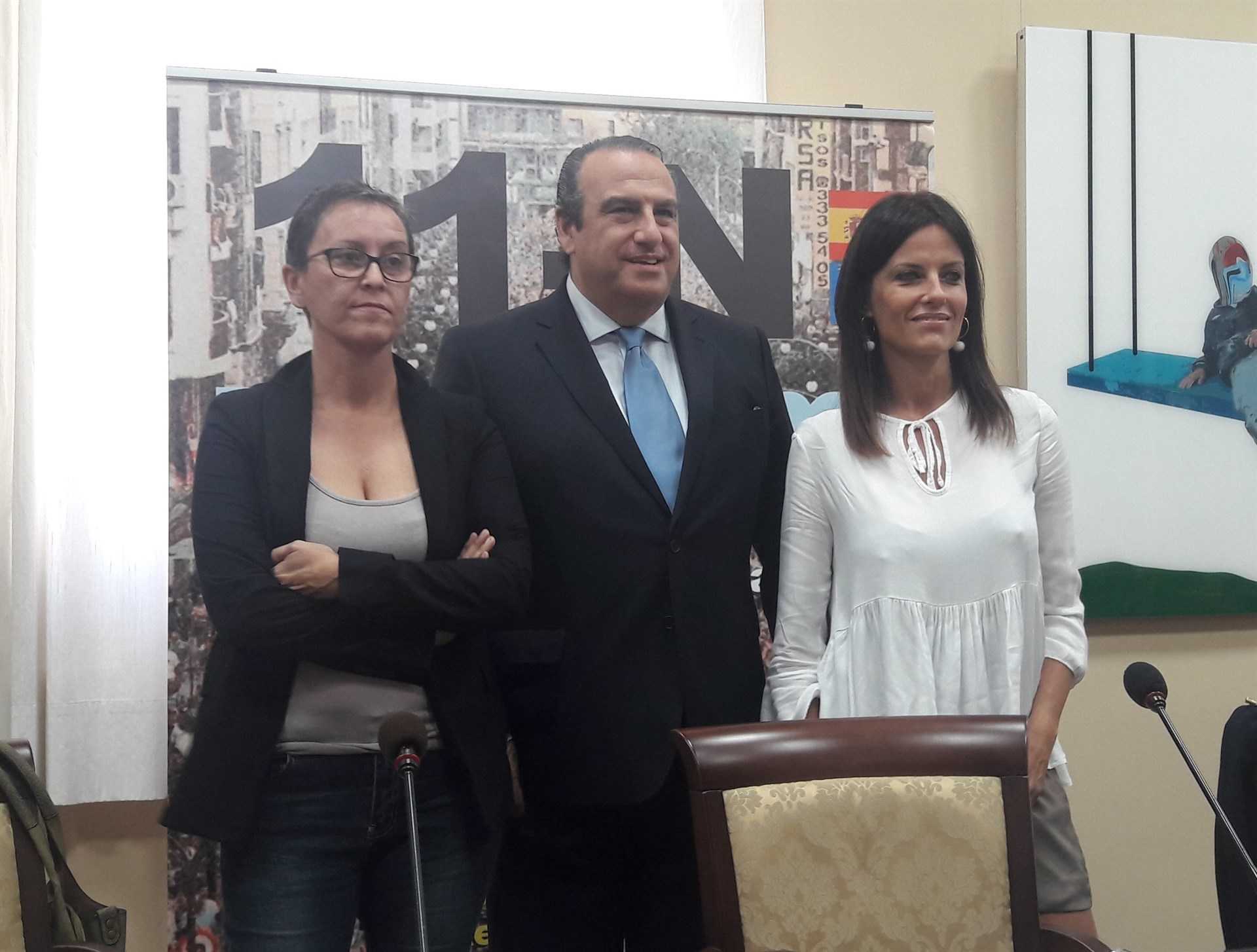 Isabel Rubio, Juan García Sentandreu i Cristina Seguí han presentat a l'Ateneu la manifestació del próxim 11 de novembre.