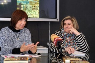 Empar Marco i Esperança Camps durant la presentació del llibre Vertigen, escrit per les dos periodistes