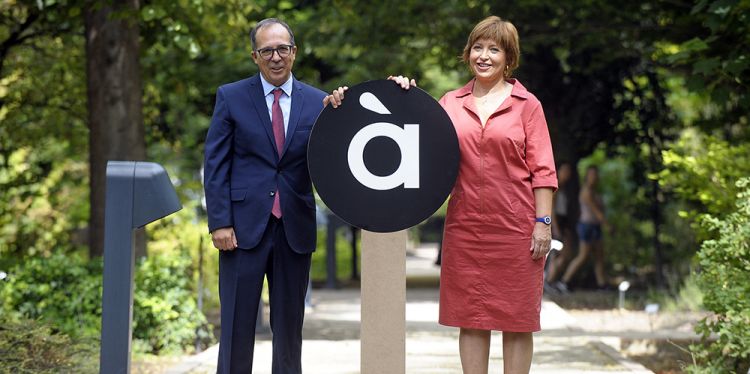 La directora d'Àpunt, Empar Marco, i el president del Consell Rector de la CVMC, Enrique Soriano, posen al costat del logotip dels nous mitjans.