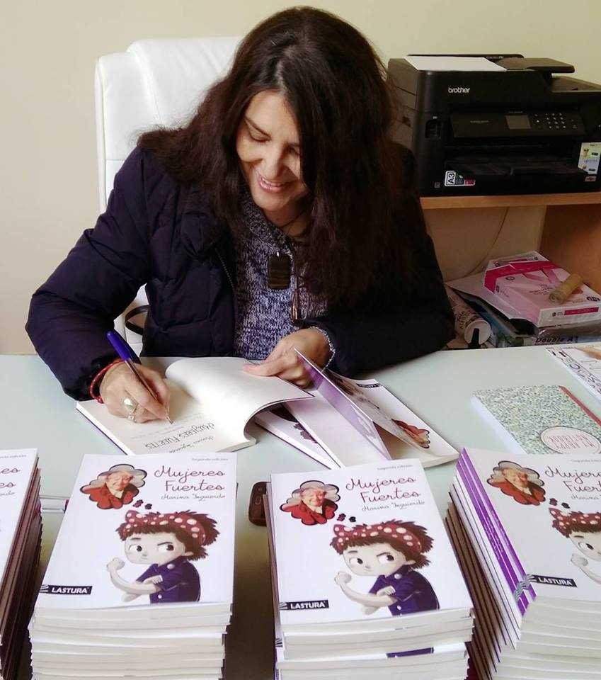 Marina Izquierdo en una firma del seu llibre 'La mitad silenciada'.