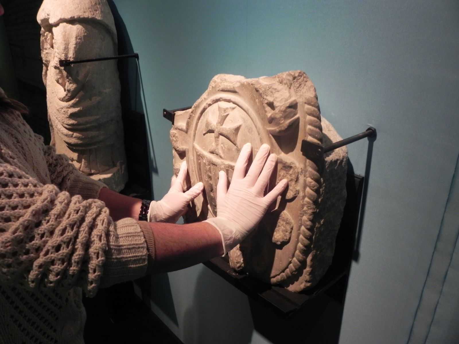 El Museu Arqueològic d'Alacant ha realitzat algunes accions perquè les persones amb discapacitat puguen accedir algunes de les exposicions.