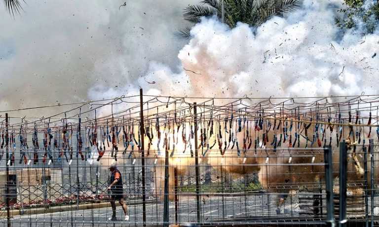Mascletada a la plaça dels Estels d'Alacant