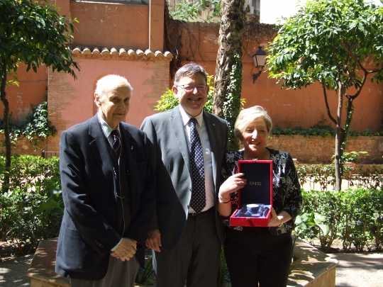 El president Puig en el lliurament de la Medalla de Plata del Consell Valencià de Cultura, presidit per Santiago Grisolía a la doctora Anna Lluch.