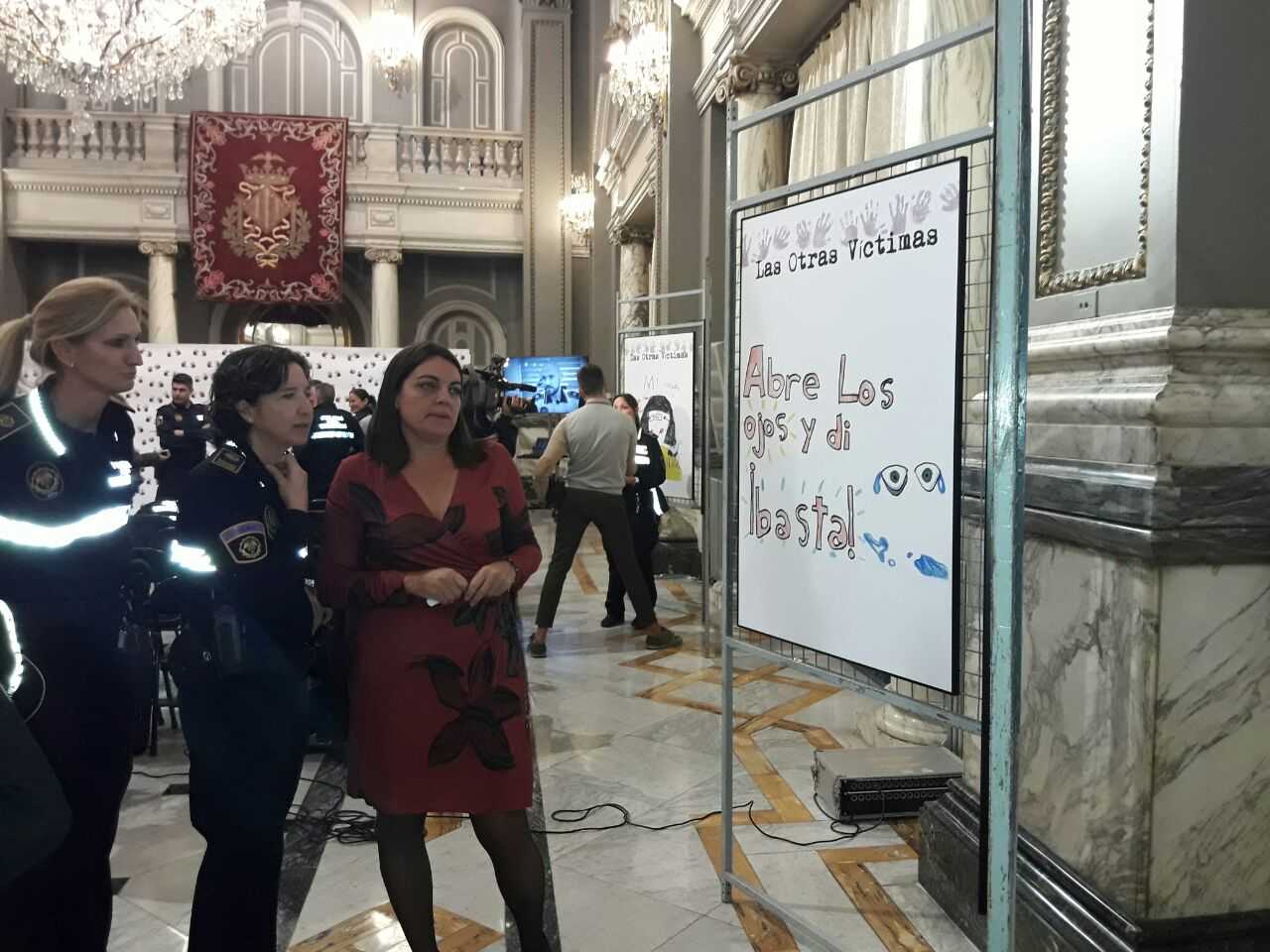 La regidora de Protecció Ciutadana, Anaïs Menguzazato, observa un dels cartells de l'exposició.