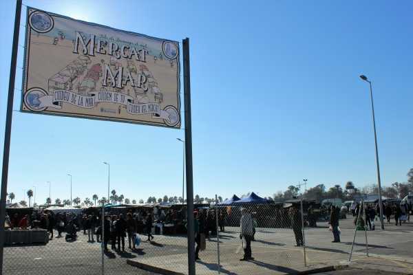 Les 220 parades que conformen el Mercat de la Mar tornen cada diumenge a la zona de la platja de l'Arenal fins a la temporada d'estiu