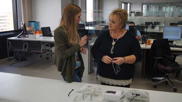 Mercedes Berenguer, diputada de Benestar Social al centre de teleassistència