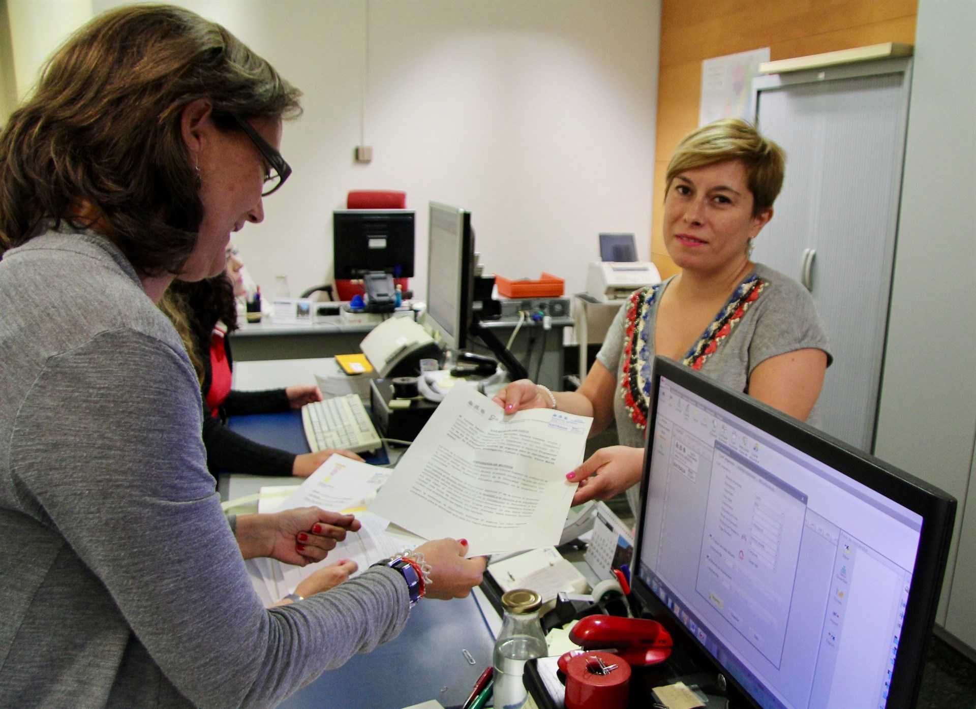 La portaveu d'Educació de Cs en les Corts, Merche Ventura, presenta per registra la sol·licitud de reprovació del conseller Marzà.