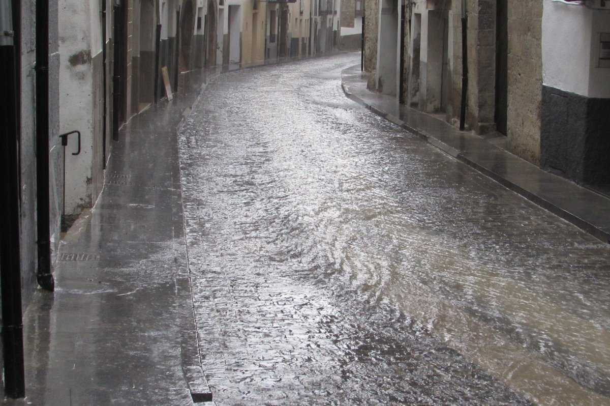 La pluja d'aquest dimecres va inundar els carrers de Morella.