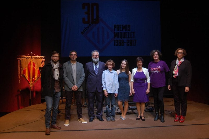 El president de la Societat Coral el Micalet, Tonetxo Pardinyas, amb els premiats de la gala.