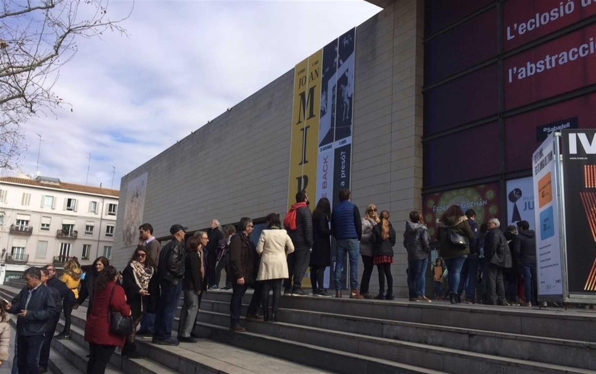 Es van produir cues a les portes del museu per visitar la mostra de Miró, especialment el diumenge de matí