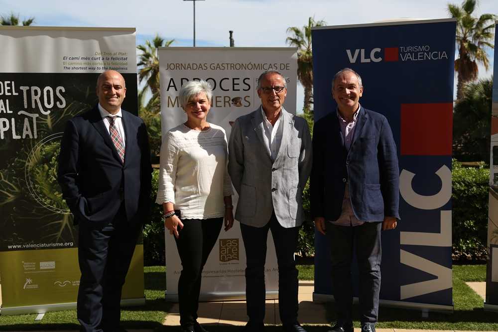 La diputada de Turisme, Pilar Moncho; el director de la Fundació Turisme València, Antoni Bernabé; el president de l'Associació d'Empresaris Hostalers i Balnearis de Platja de les Arenes,José Miguel Bielsa; i el director de l'Hotel Les Arenes, Carlos B