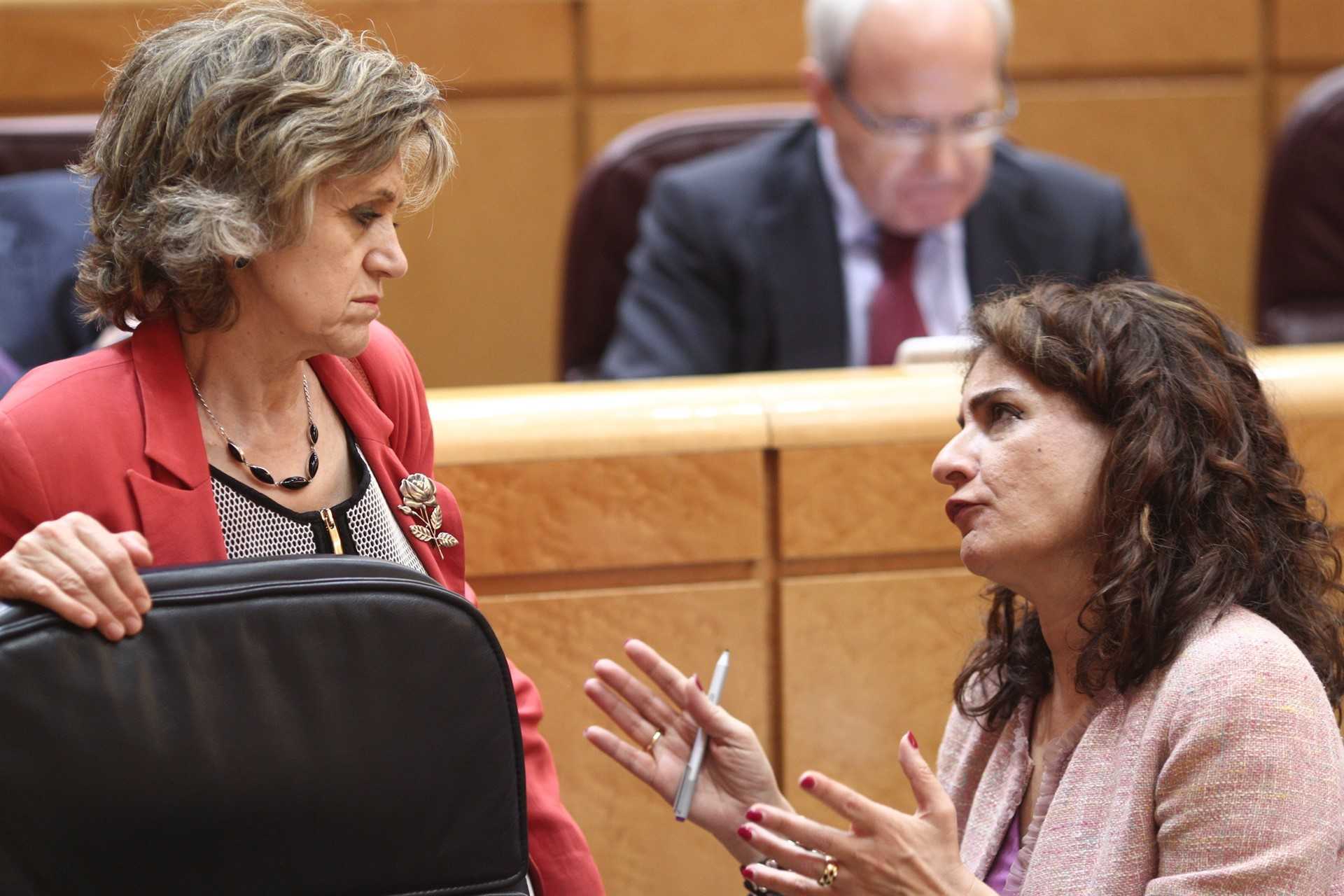 María Jesús Montero (dreta) conversa amb la ministra de Sanitat, María Luisa Cercedo, al Senat.