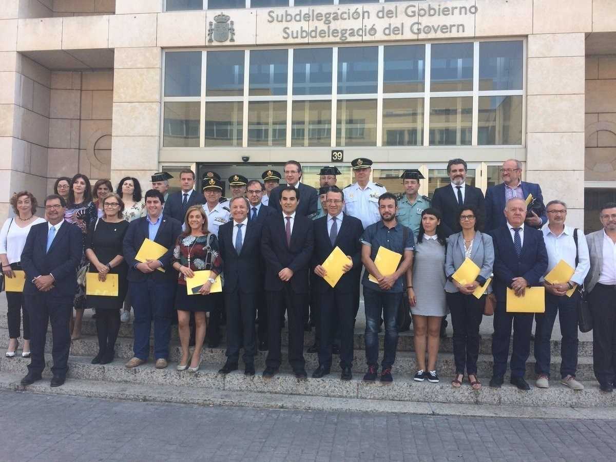 El delegat del govern, Juan Carlos Moragues, amb representats dels cossos i forces de seguretat de l'estat.