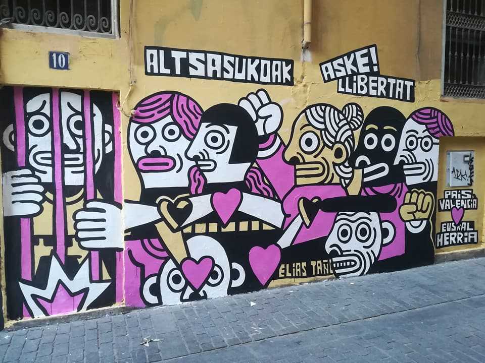 L'Ajuntament va tindre coneixement dels fets aquest dilluns per un missatge crític en Twitter que contenia fotografies i un vídeo del treballador de l'empresa pintant damunt del mural crític amb el cas Altsasu.