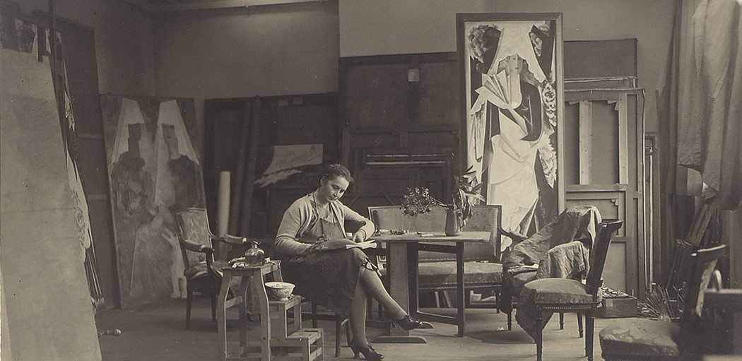 Natàlia Gontxarova al seu estudi (Rue Visconti, París) davant de les pintures de dones espanyoles, 1920-1930