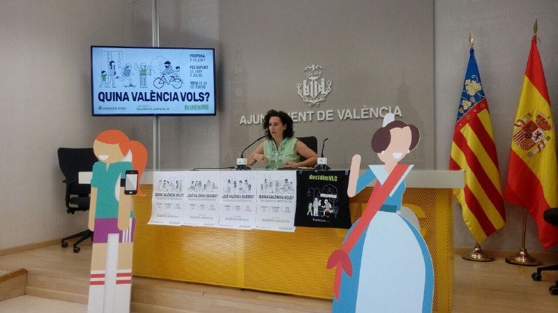 La regidora de Participació, Neus Fábregas, durant la roda de premsa d'aquest dijous.