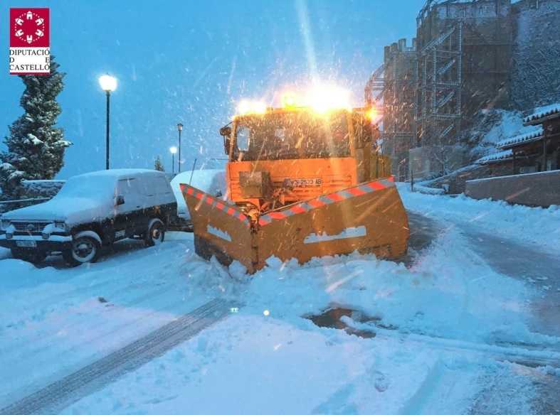 Un total de 8 llevaneus estan treballant a les carreteres per tal de poder restablir la circulació