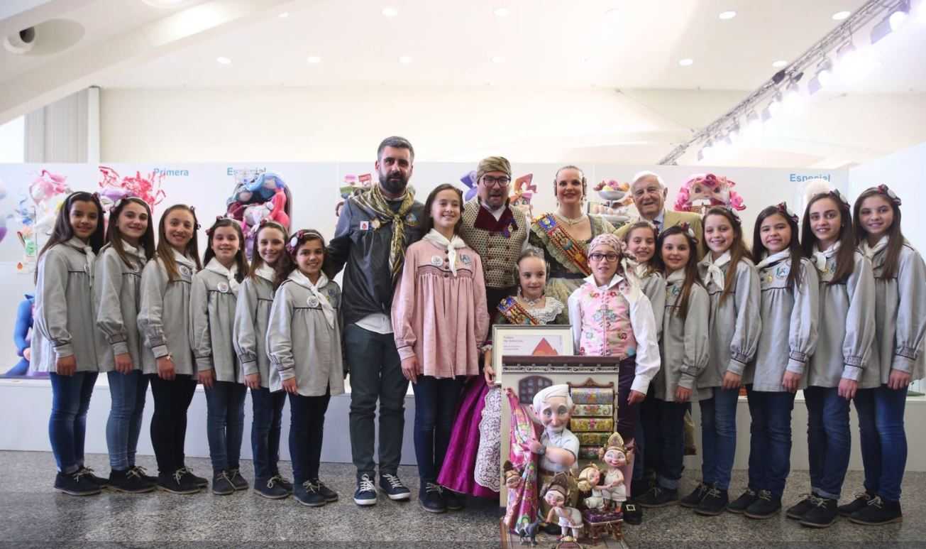 El regidor de Cultura Festiva, Pere Fuset, ha entregat el premi junt a la Faller Major Infantil.