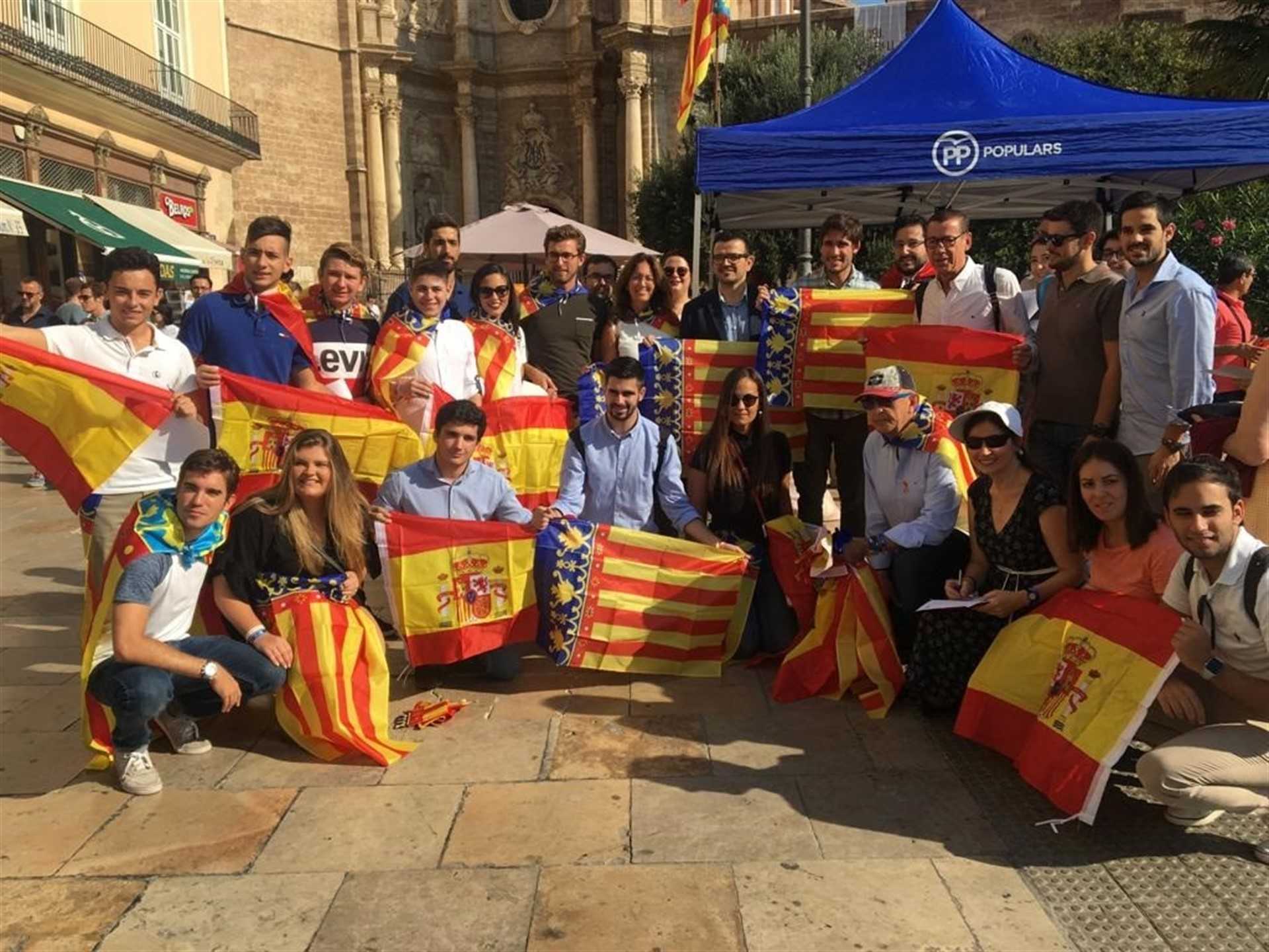 El PPCV  ha repartit senyeres perquè "el 9 d'Octubre, les persones les traguen al carrer i les puguen exhibir als seus balcons".