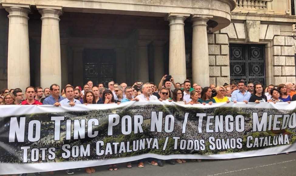 La pancarta de la concentració, davant de l'Ajuntament de València