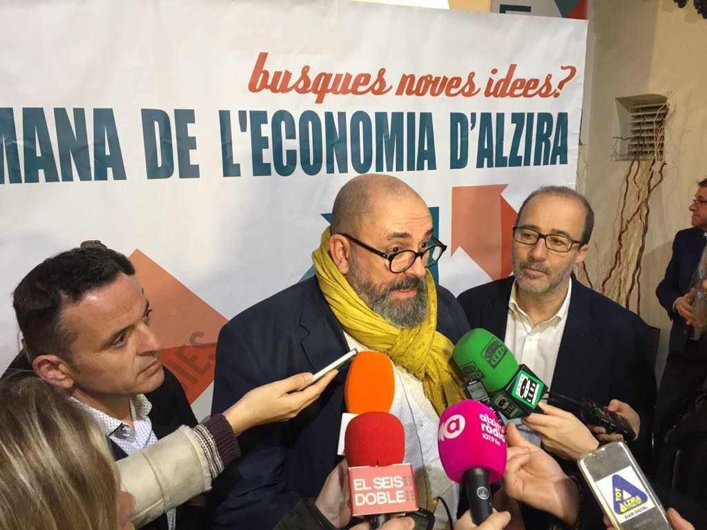 Enric Nomdedéu atén els mitjans de comunicació durant una visita, aquest dilluns, a Alzira.