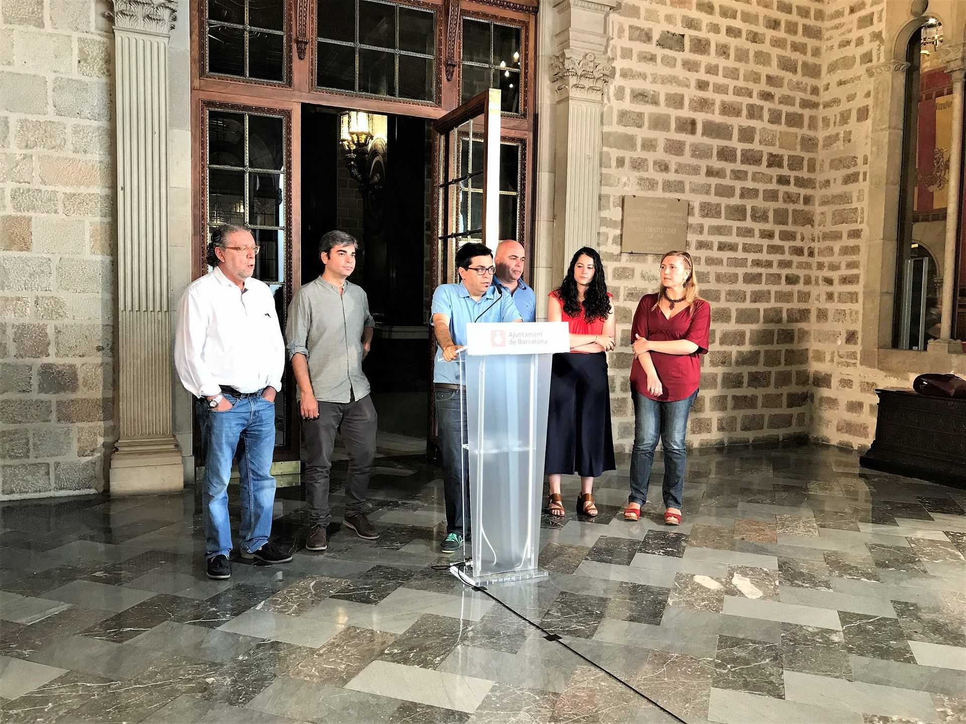 Ramón Vilar, Jorge García, Gerardo Pisarello, David Navarro, María Rozas i Eugenia Vieito en roda de premsa després de signar la Declaración de Barcelona.