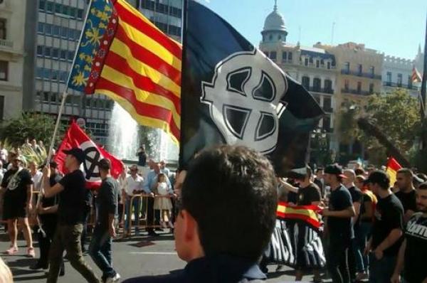 Cada 9'Octubre igual. Digueu-me: què pinten individus amb simbologia nazi a la processó cívica del matí? Qui els permet ser-hi?