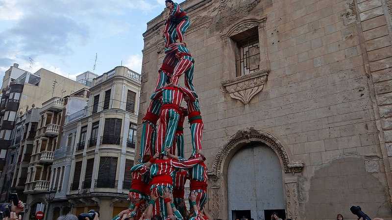 La nova Muixeranga d'Algemesí fent una figura.