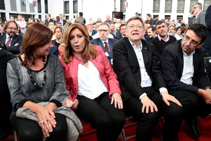 El president de la Generalitat Valenciana, Ximo Puig amb la presidenta andalusa, Susana Díaz, en l'acte d'homenatge a Carmen Chacón