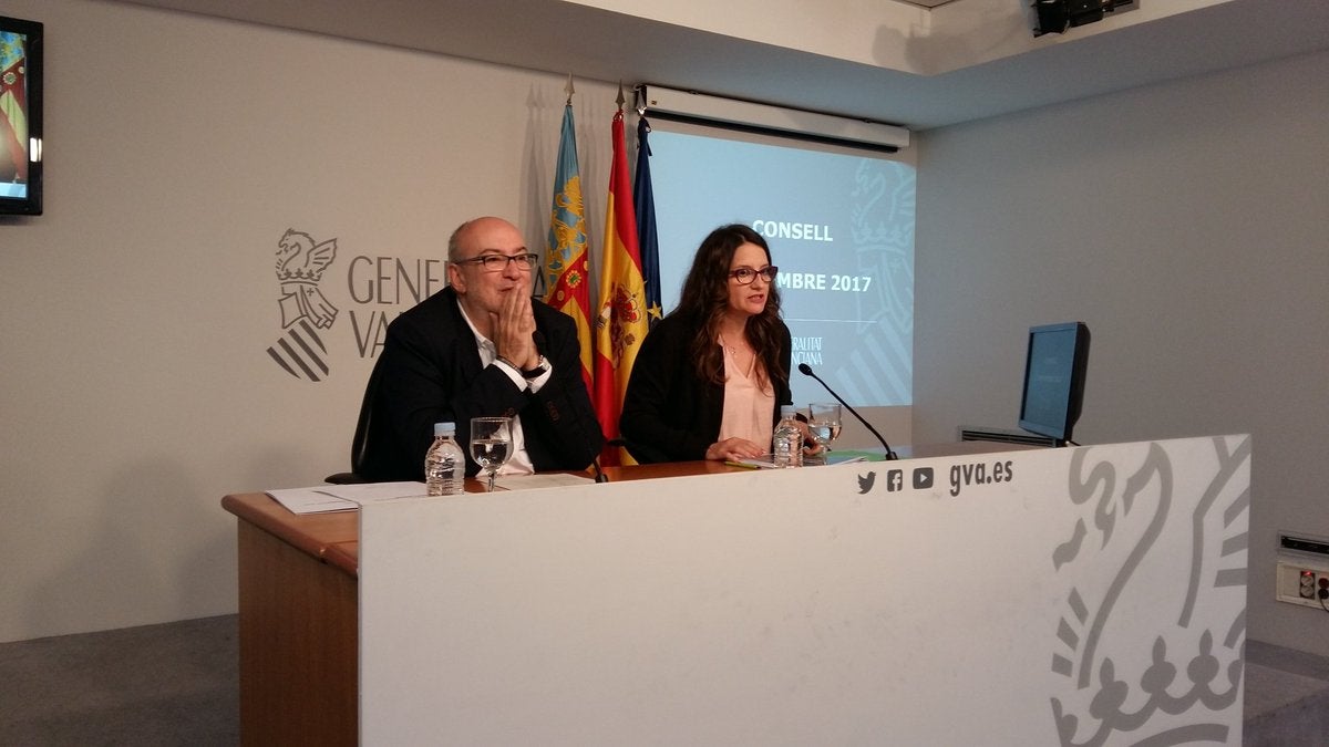 Mónica Oltra compareix a la roda de premsa posterior al ple del Consell acompanyada pel conseller de Transparència, Manuel  Alcaraz.