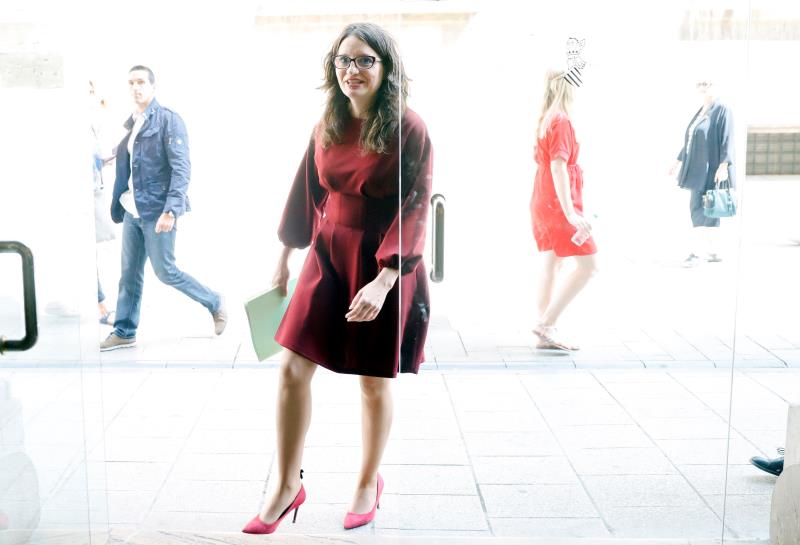 Diversos membres d'Espanya 2000 van desplegar una bandera espanyola i van gravar l'interior de la casa de la vicepresidenta, Mónica Oltra.