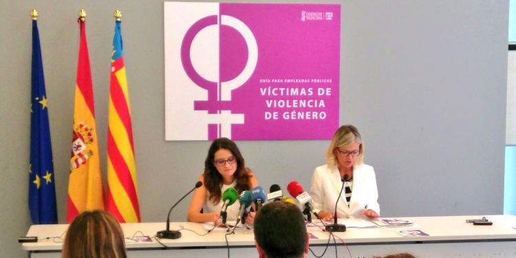 La vicepresidenta Oltra i la consellera de Justícia, Gabriela Bravo, han presentat la 'Guia per a empleades públiques víctimes de violència de gènere'.