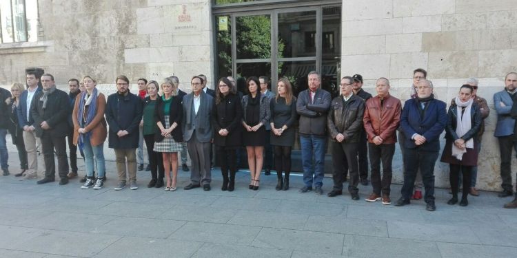 La vicepresidenta i altres membres del Consell en una concentració de suport a una de les últimes víctimes de la violència contra les dones.