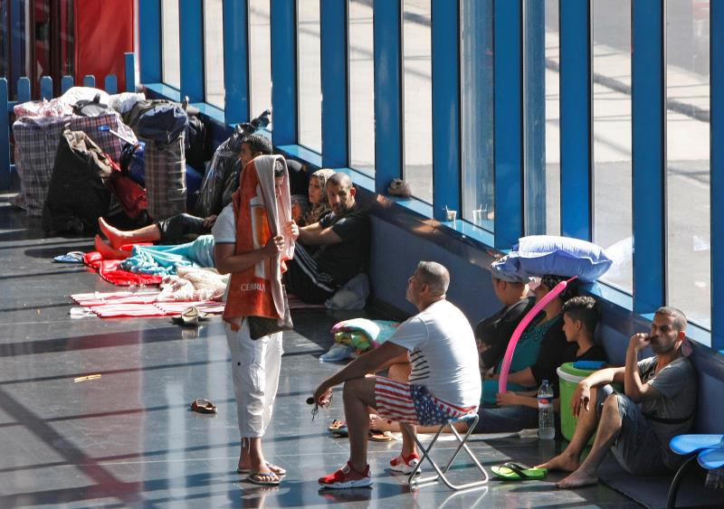 Passatgers del ferri de la línia Alacant-Orà esperen en la terminal l'hora d'embarcar.