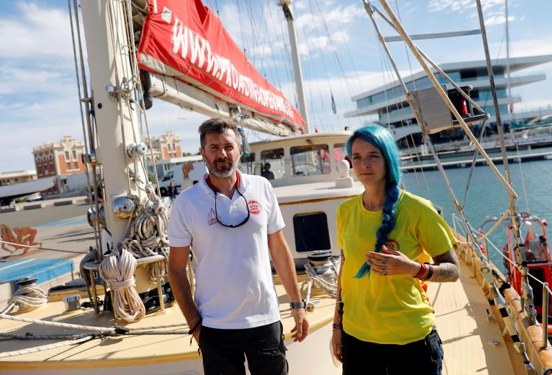 El capità del vaixell Astral, Riccardo Gatti, amb la marinera i socorrista Anabel Montes.