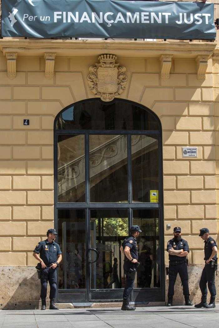 Membres de la Policia Nacional custodien la Diputació de València després de la detenció de Jorge Rodríguez aquest dimecres.
