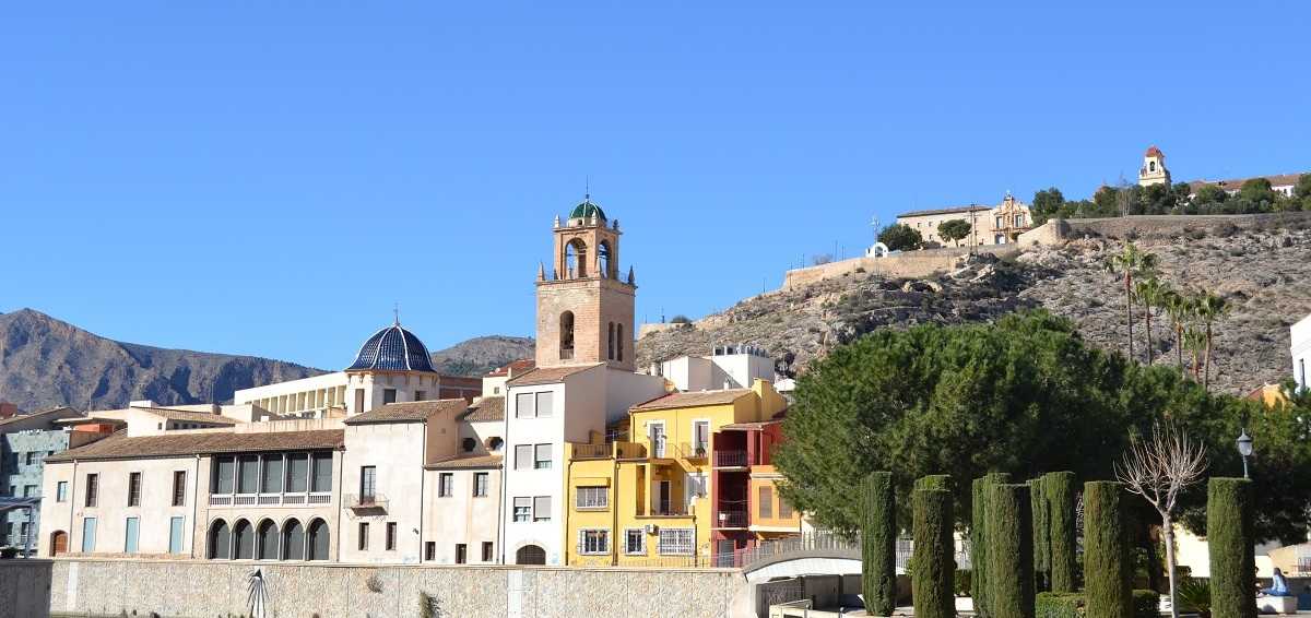 Catedral d'Oriola i, al fons, el Seminari