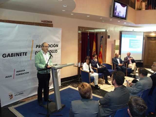 L'alcalde de Villena, Francisco Javier Esquembre, a l'acte lliurament del guardó.