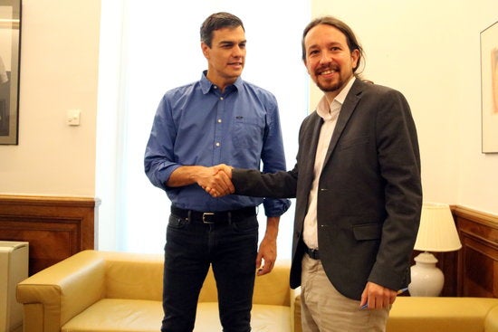 Sánchez i Iglesias donant-se la mà al principi de la reunió.