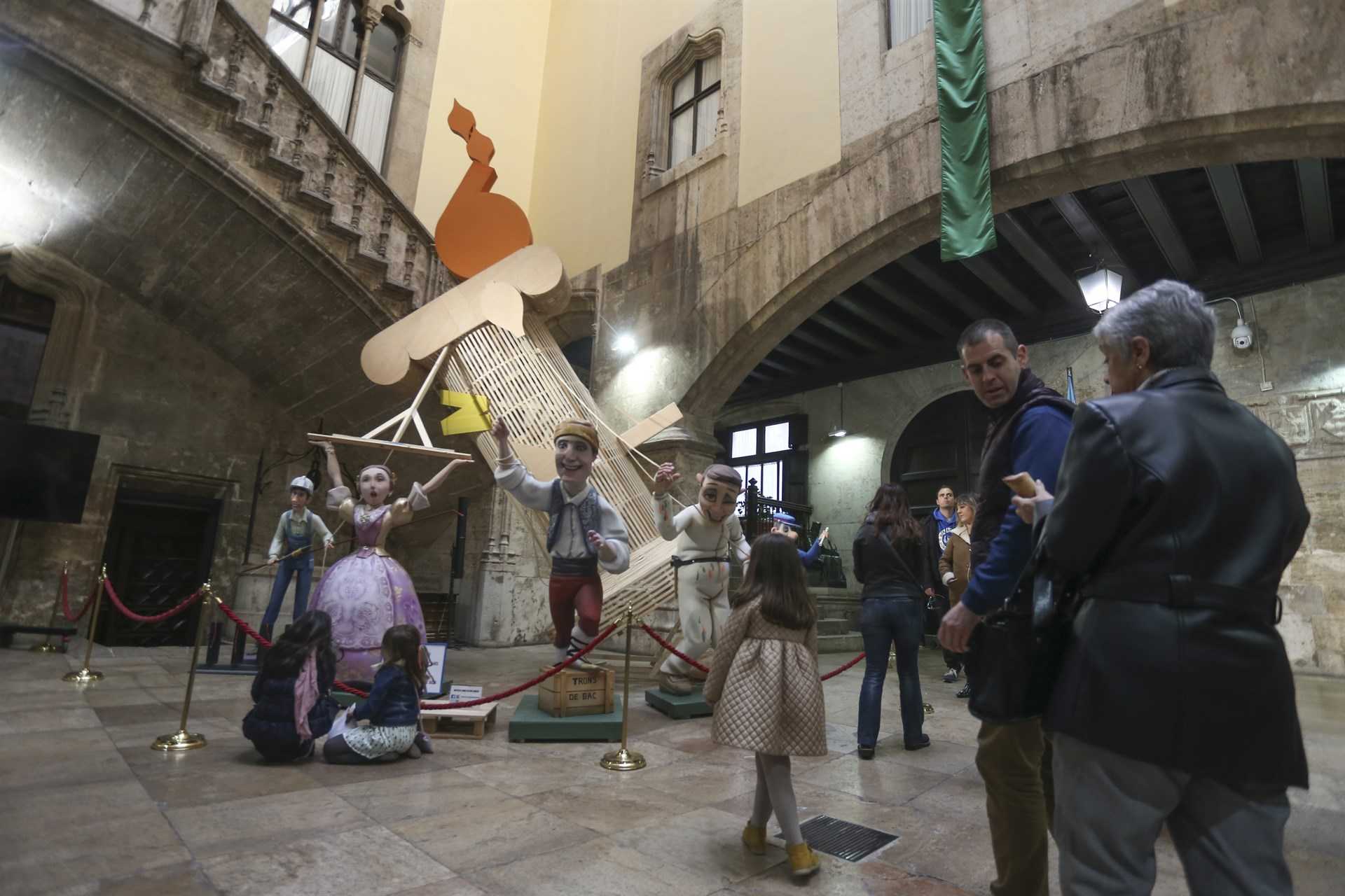 Al costat de la falla s'exhibiran els originals dels cartells dissenyats amb motiu de les Falles 2018 de la Generalitat i de Metrovalencia.