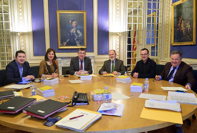 Marc Pallarés (segon per la dreta) durant una reunió de la Mesa de les Corts.