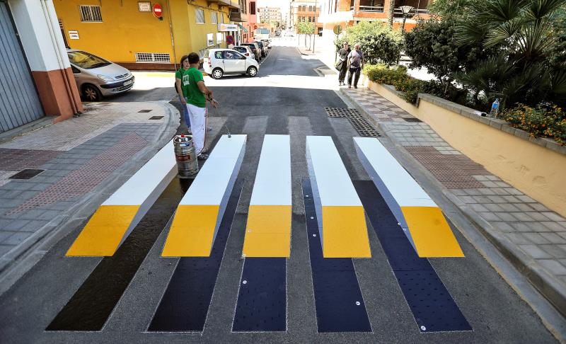 Aquest pas, en lloc d'estar pintat amb pintura convencional, s'instal·la amb calor, precalfant la carretera i col·locant unes peces de plàstic adaptat.