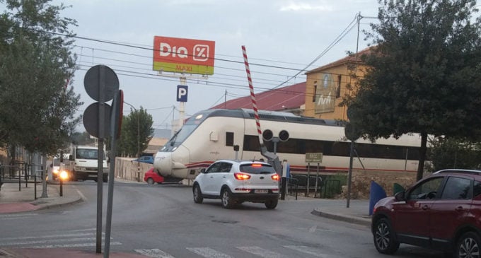 Un tren passa pel casc urbà de Villena