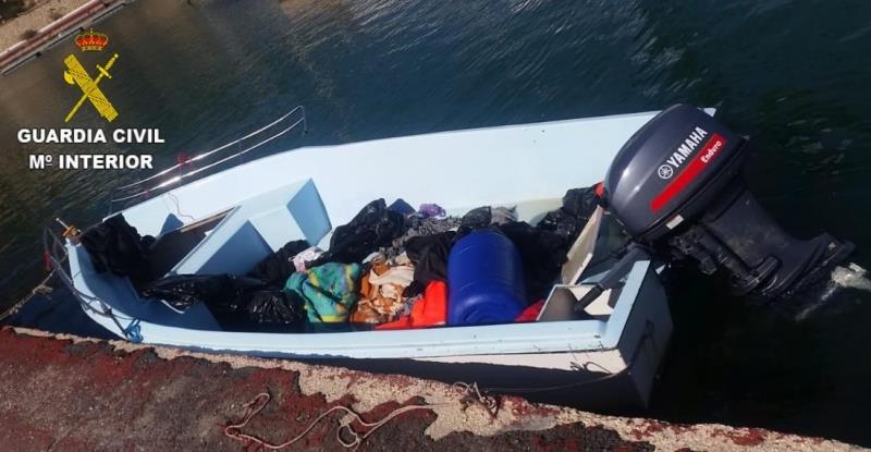 La Guàrdia Civil ha establit un dispositiu de cerca per a localitzar la resta de persones que anaven a bord de les pasteres.