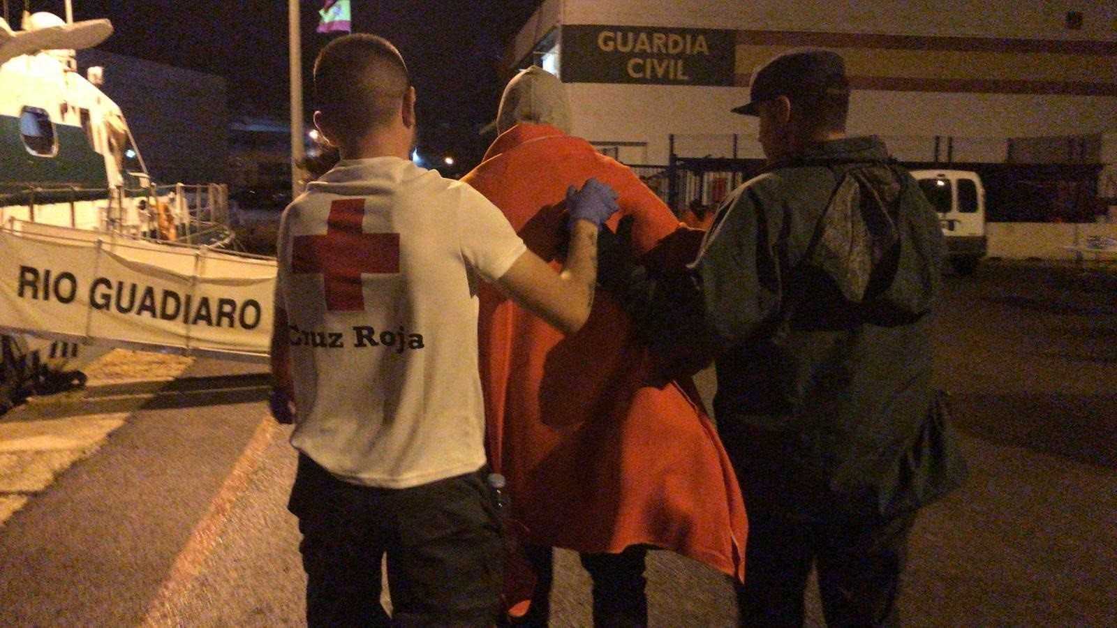 La primera embarcació ha arribat a Alacant a les 2 del matí.