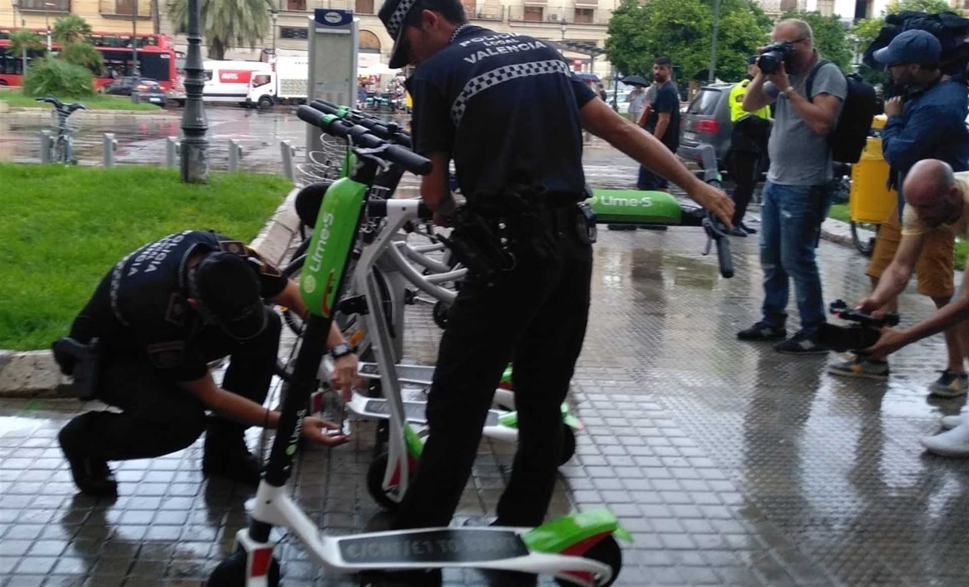 Dimecres passat la Policia Local de València va començar a retirar i a denunciar els 200 patinets elèctrics de Lime estacionats en diferents voreres dels carrers de la ciutat.