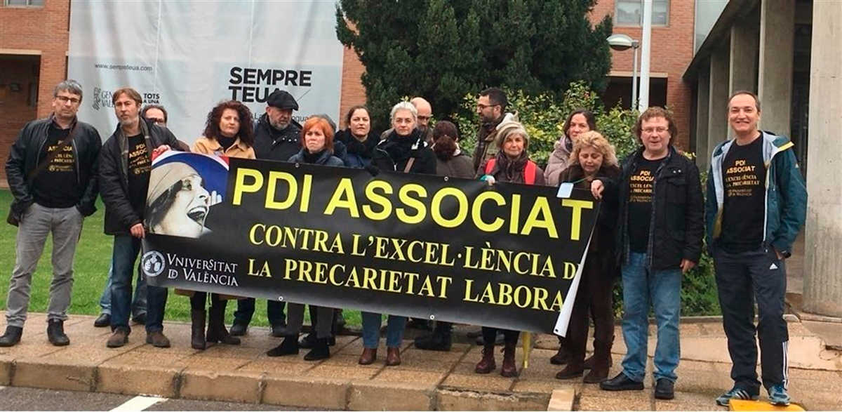 Integrants de la plataforma han dut a terme davant la seu de la Conselleria una "concentració simbòlica" que repetiran dilluns vinent.