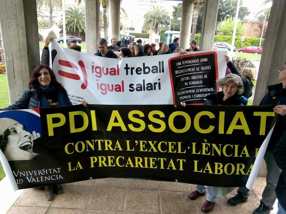 El professorat associat de la Universitat de València va decidir aquest dilluns continuar amb la vaga.