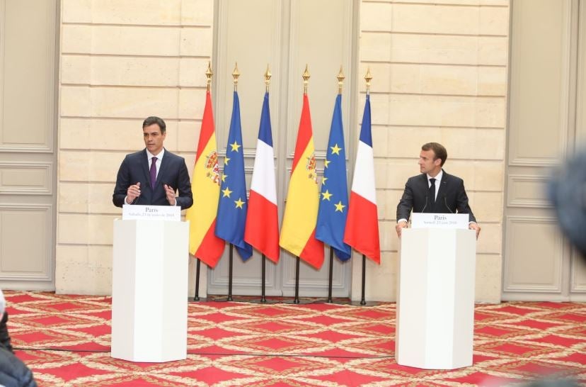 Sánchez i Macron s'han reunit a París en el que és el primer viatge oficial a l'estranger del nou president espanyol des que va assumir el càrrec.